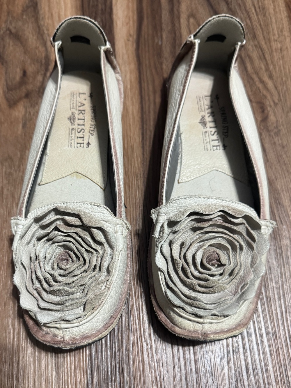 L'Artiste by Spring Step Dezi Leather Slip-on Shoes w/Decorative Flower 6.5/7 - Picture 2 of 14